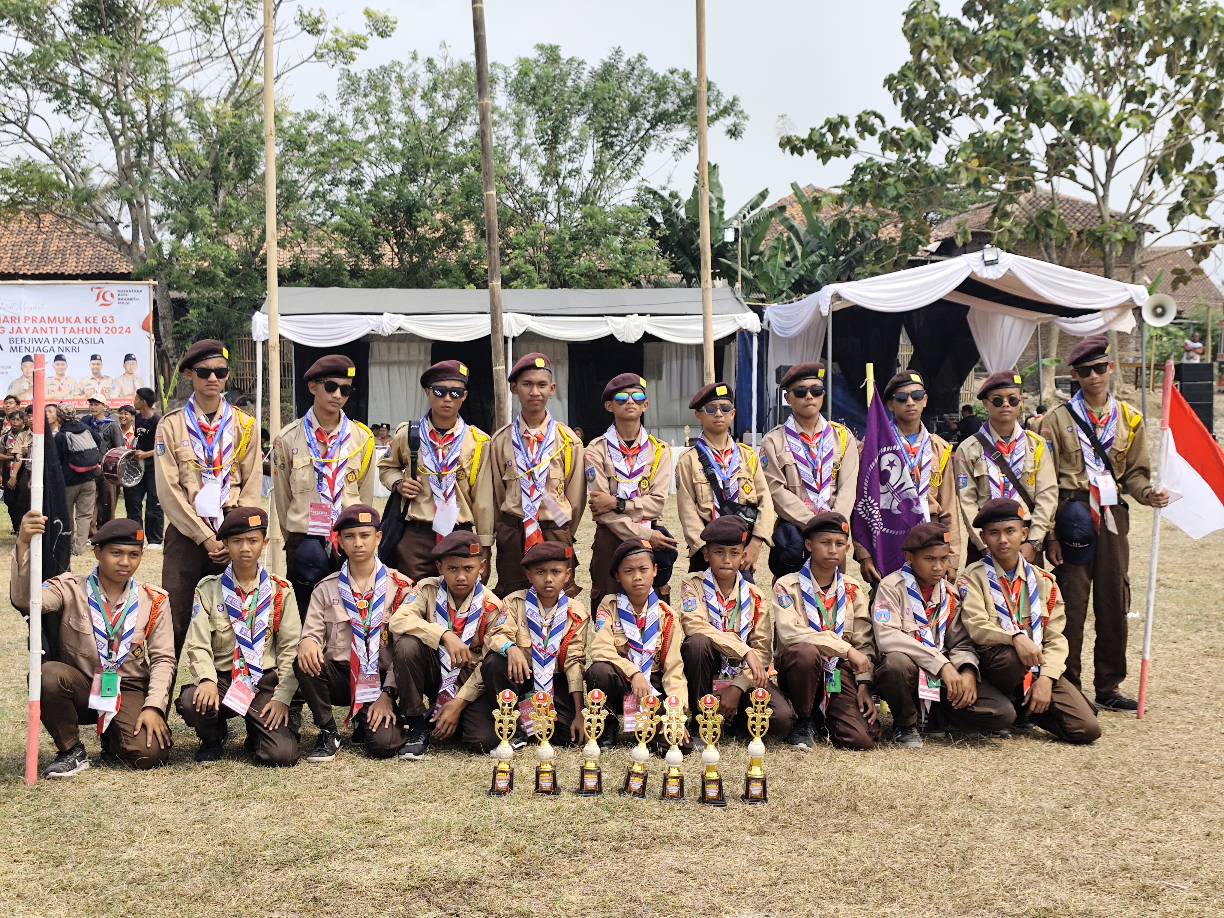 Momen apresiasi dan penyerahan piala